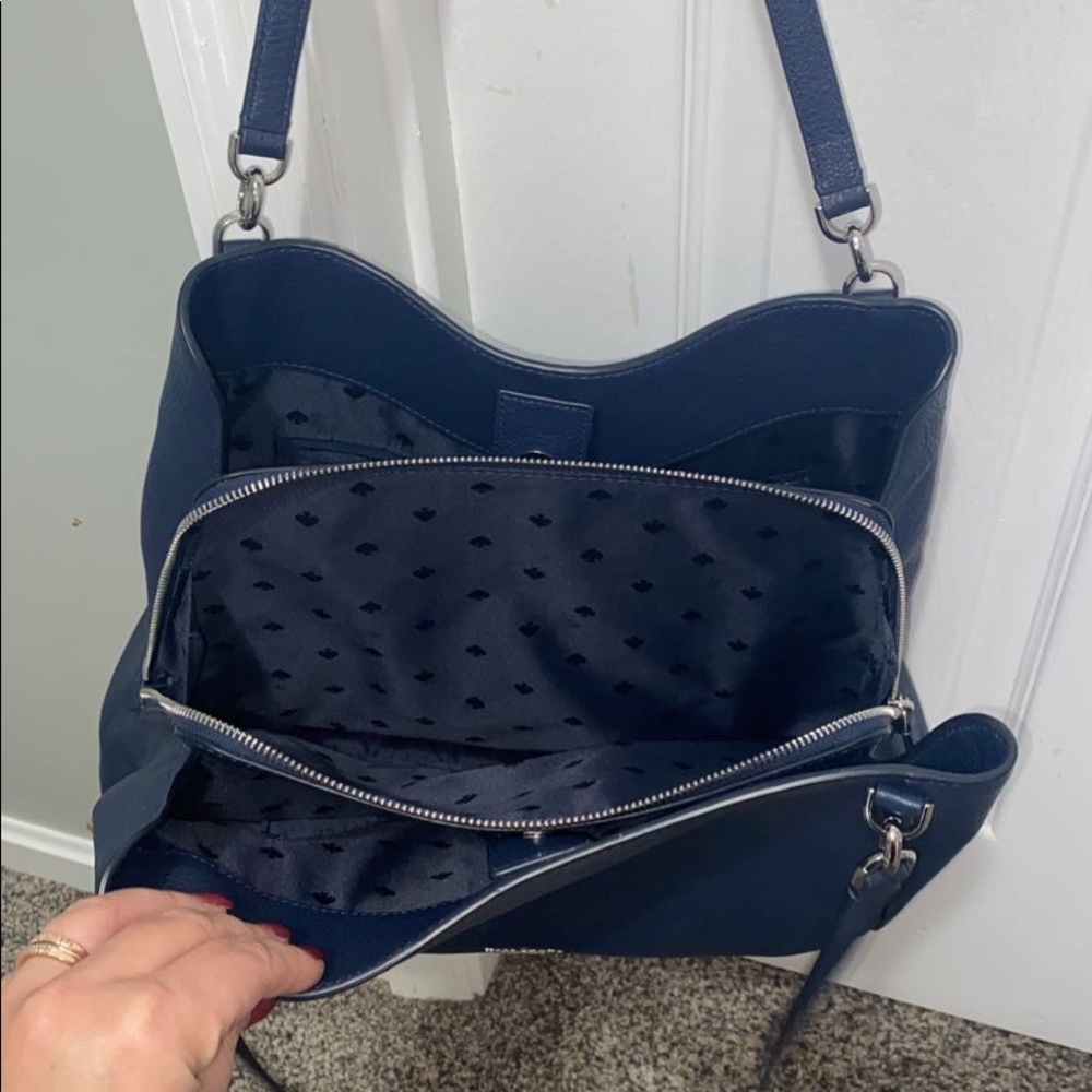Very gently used Kate Spade tote in navy. Tons of space! Addt pics upon request!